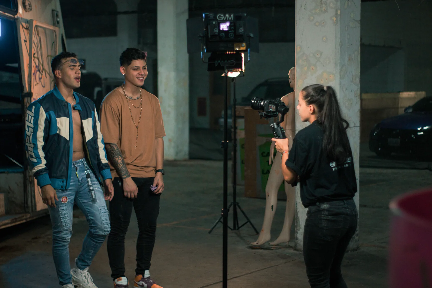 Juliette Brice grabando artistas en un set musical