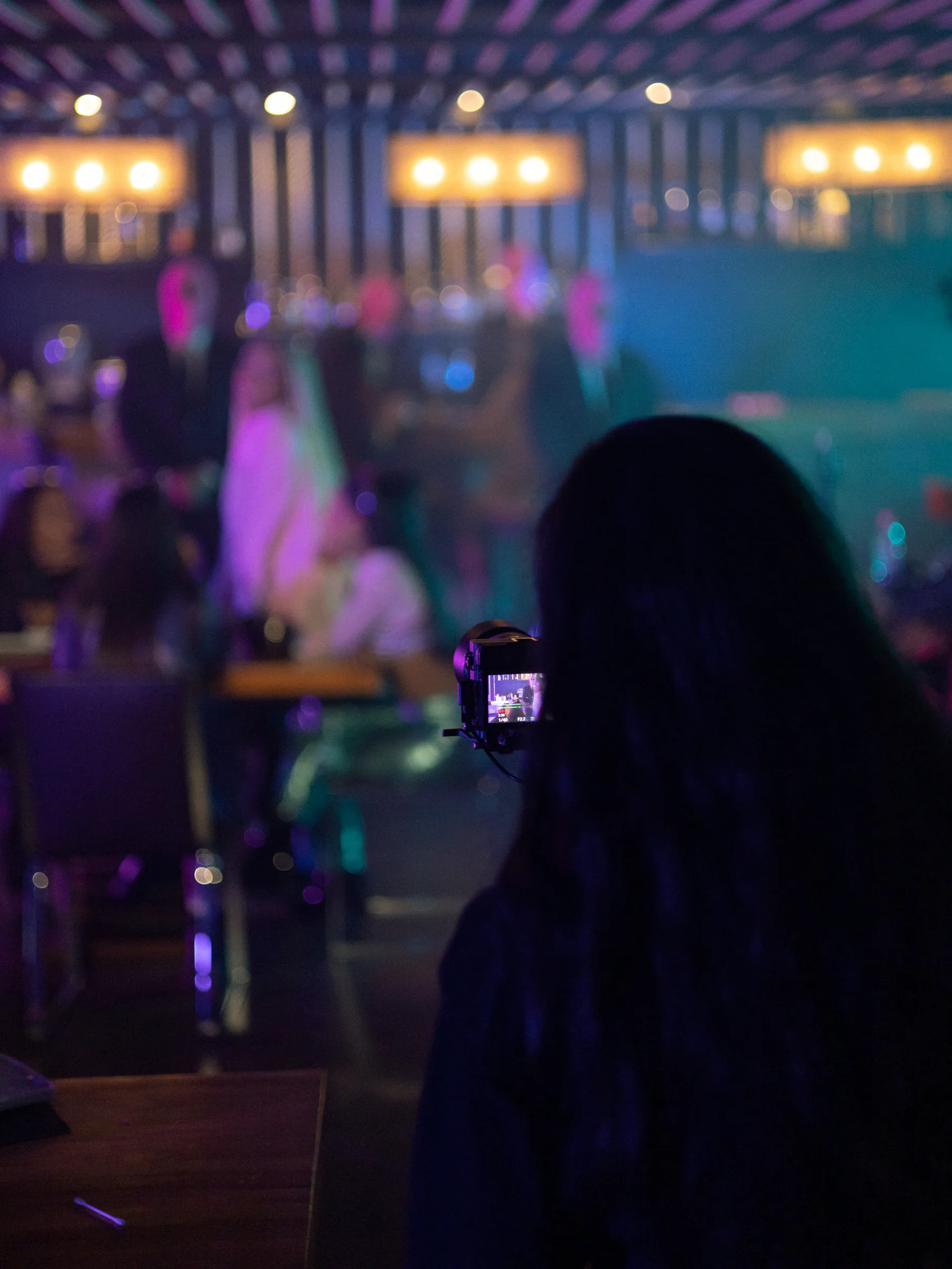 Juliette Brice grabando durante un evento nocturno