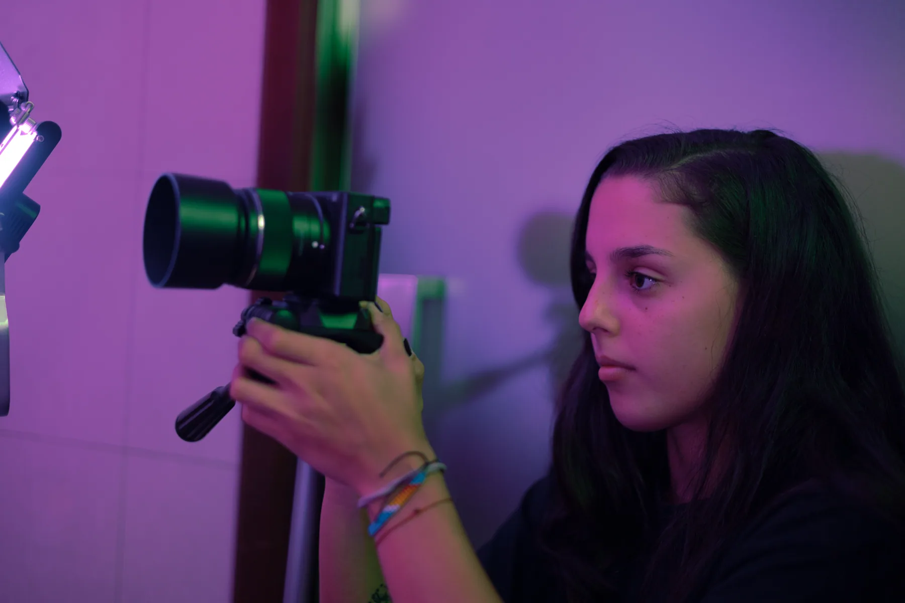 Juliette Brice trabajando con una cámara en set