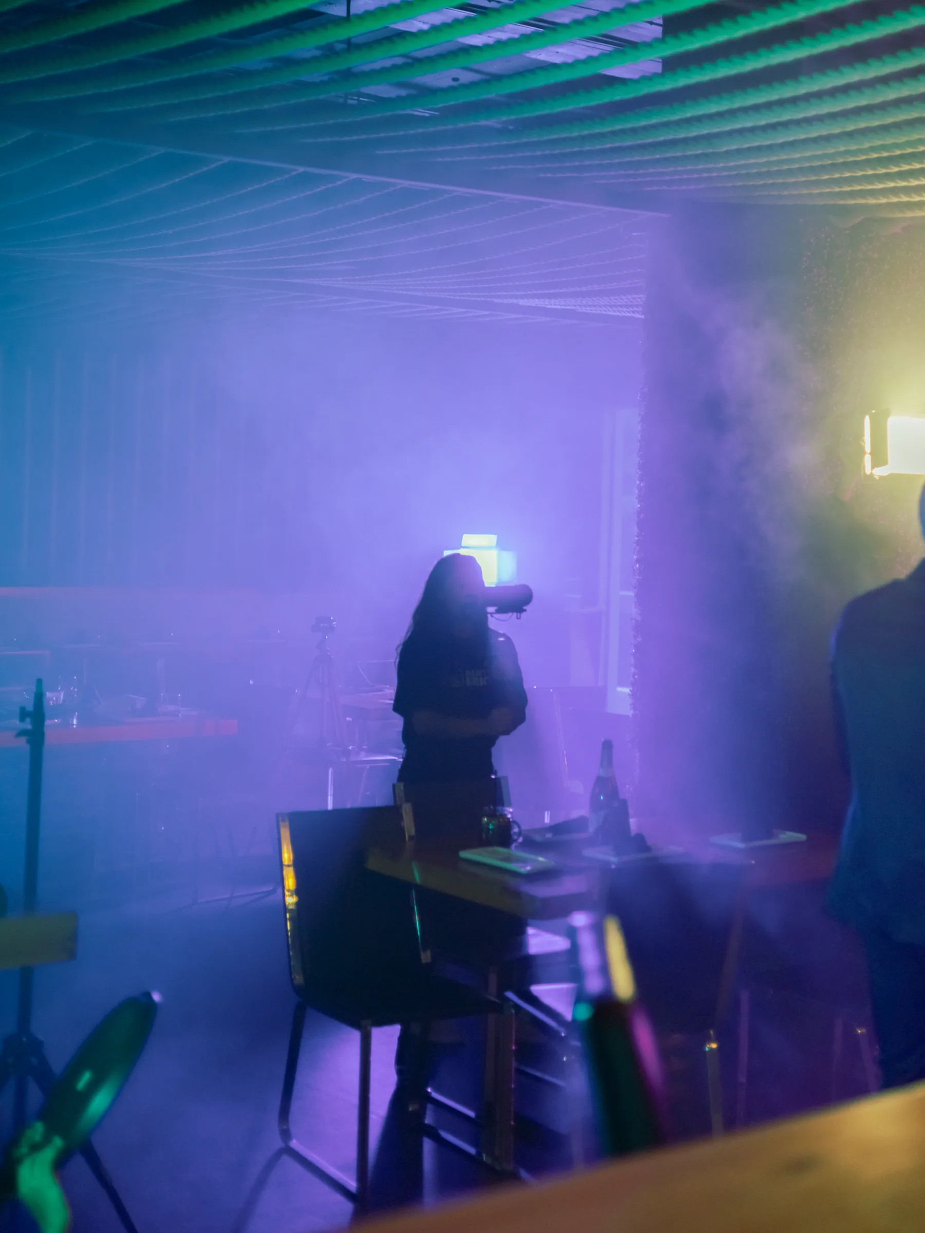 Set audiovisual iluminado en tonos cinematográficos
